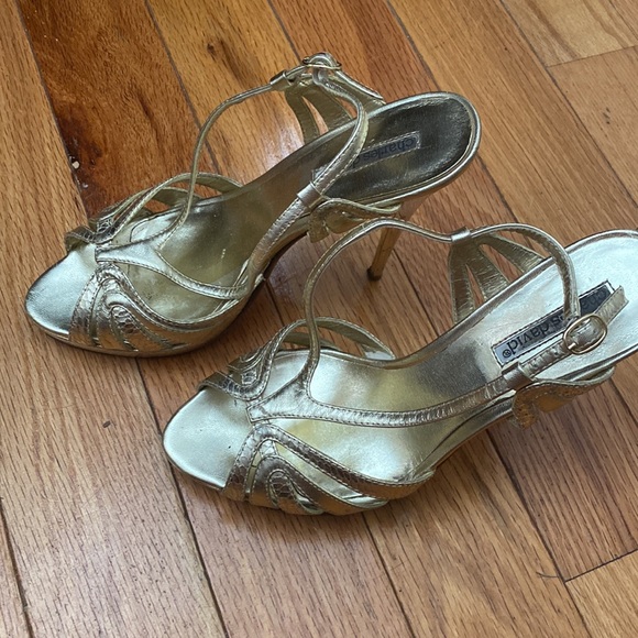 Charles David Gold Shoe. - Picture 4 of 5